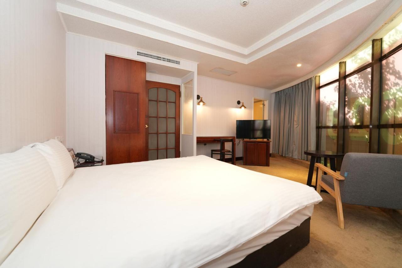 Meworld Hotel - Sanchong Taipei Esterno foto