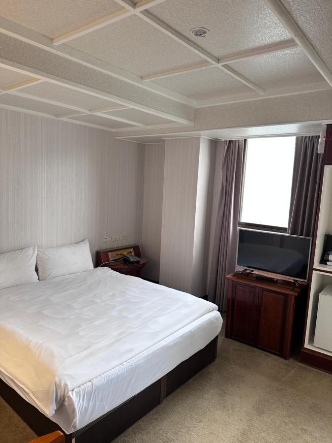 Meworld Hotel - Sanchong Taipei Esterno foto
